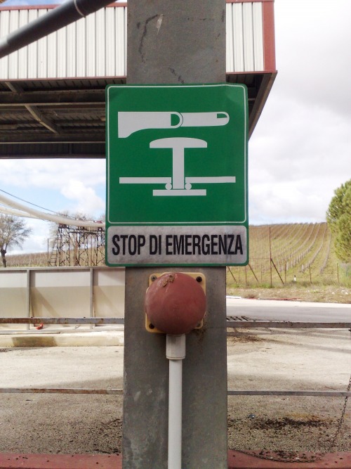 Wayfinding and Typographic Signs - stop-di-emergenza