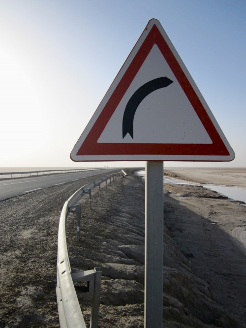 Wayfinding and Typographic Signs - tunisia-saltlake-curve