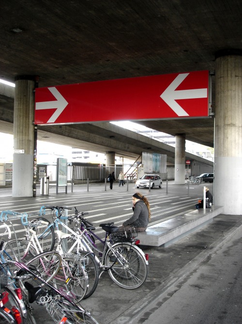 Wayfinding and Typographic Signs - signage-arrows-zurich