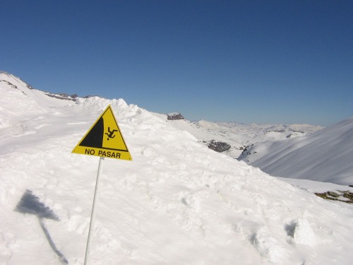 Wayfinding and Typographic Signs - steep-consequences-for-passing-in-chile