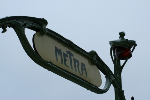 Wayfinding and Typographic Signs - chicago-metro-station2