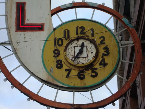 Wayfinding and Typographic Signs - balmoral-hotel-clock