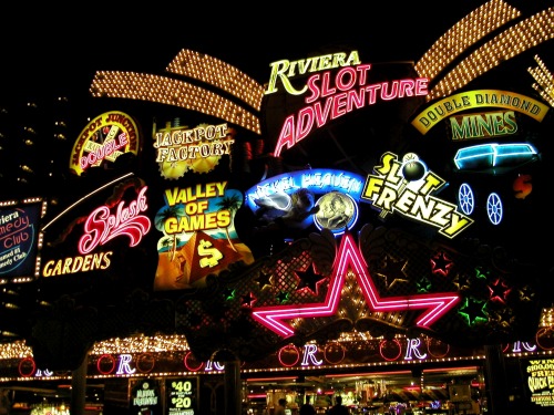 Wayfinding and Typographic Signs - las-vegas-lights