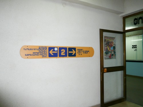 Wayfinding and Typographic Signs - hostpital-floor-sign