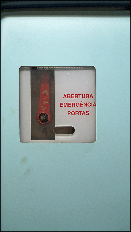 Wayfinding and Typographic Signs - lisbon-metro-emergency-break