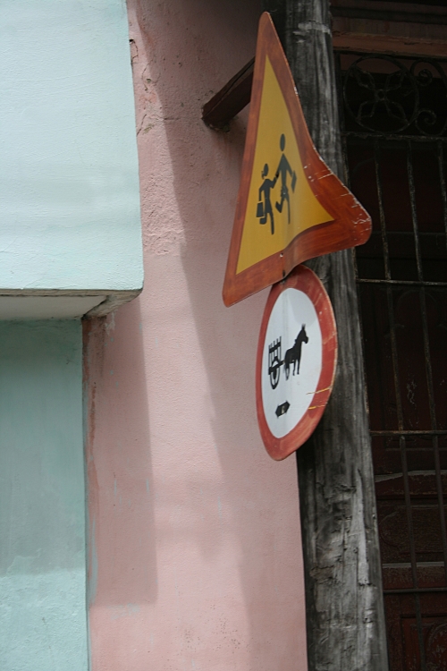 Wayfinding and Typographic Signs - cuba-no-donkeys
