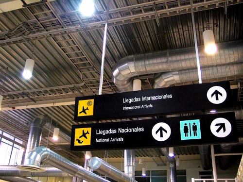 Wayfinding and Typographic Signs - queretaro-airport-arrivals