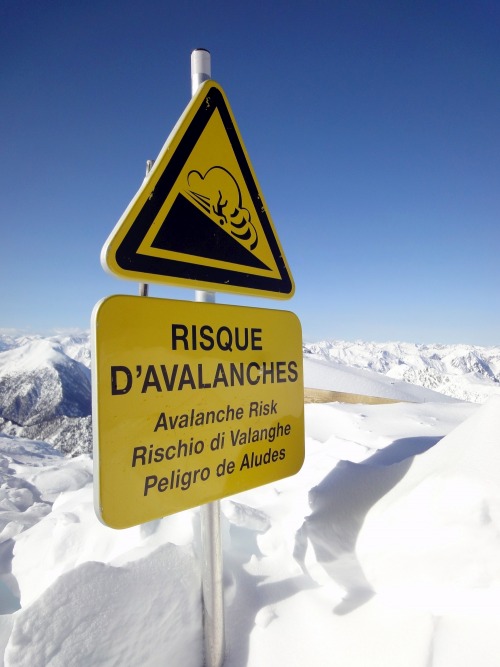 Wayfinding and Typographic Signs - avalanches