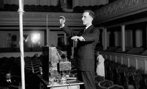 Léon Theremin demonstrating the Termenvox.