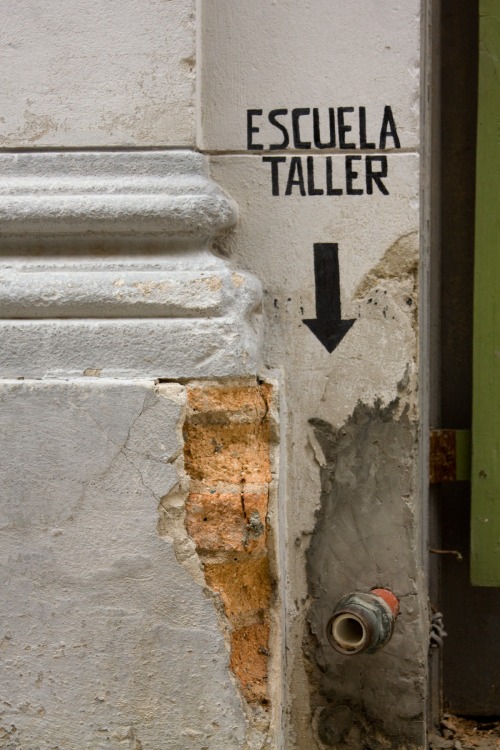 Wayfinding and Typographic Signs - escuella-taller