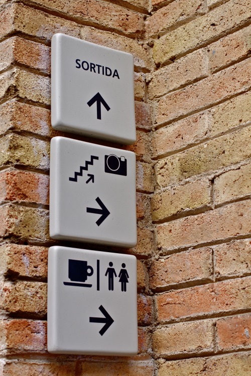 Wayfinding and Typographic Signs - caixa-forum-pictograms