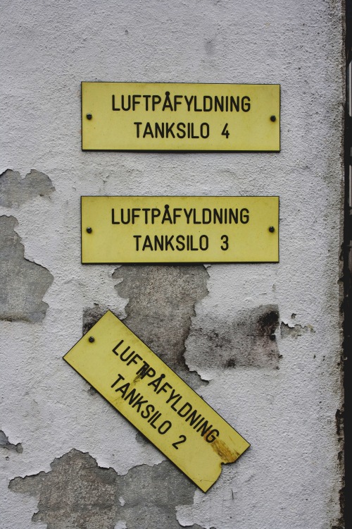 Wayfinding and Typographic Signs - air-filling