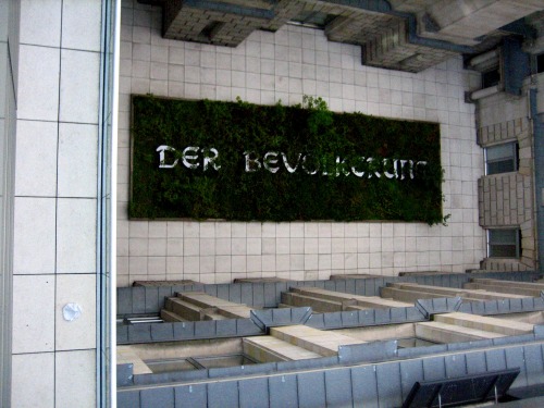 Wayfinding and Typographic Signs - reichstag-building