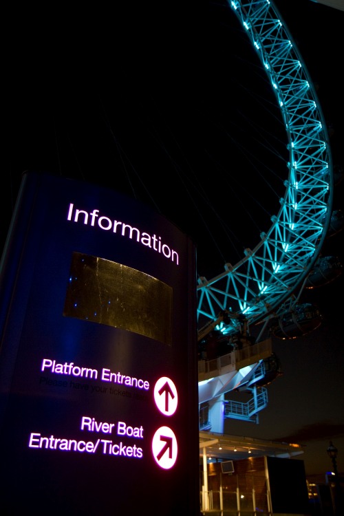 Wayfinding and Typographic Signs - london-eye