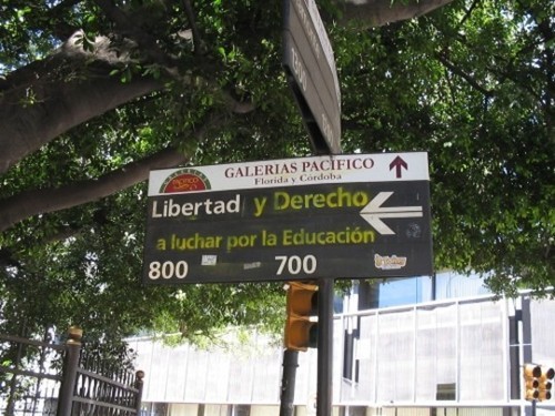 Wayfinding and Typographic Signs - protesta-peatonal