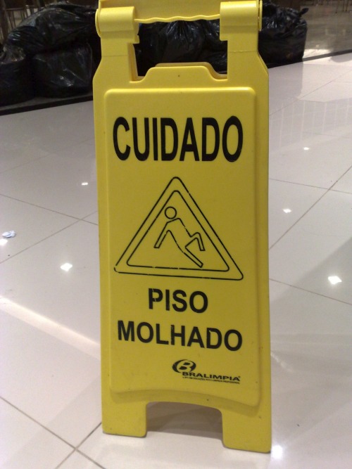 Wayfinding and Typographic Signs - piso-molhado