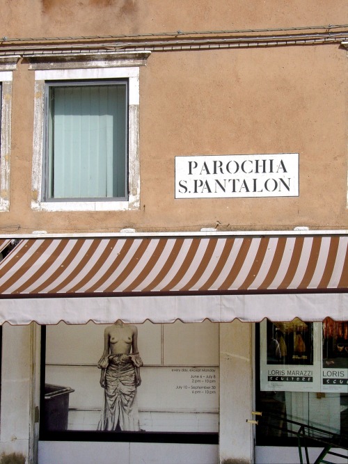 Wayfinding and Typographic Signs - parroquia-san-pantalon-venezia