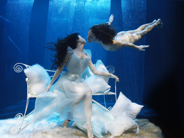 people underwater photography