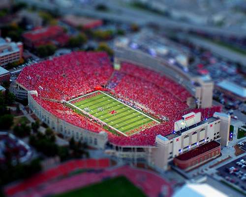 Servizio fotografico in stile tilt shift di un bambino curioso che