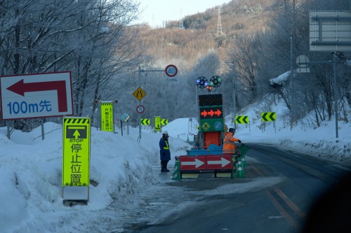 Wayfinding and Typographic Signs - japanese-roadworks-in-snow-country