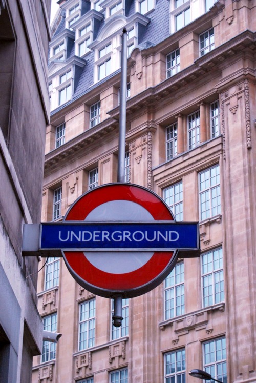 Wayfinding and Typographic Signs - london-underground