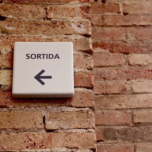 Wayfinding and Typographic Signs - caixa-forum-sortida