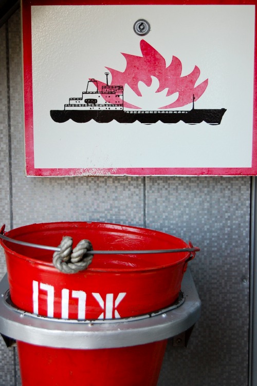 Wayfinding and Typographic Signs - the-russian-fire-extinguisher