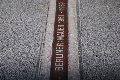 Wayfinding and Typographic Signs - berlin-mauer-wall