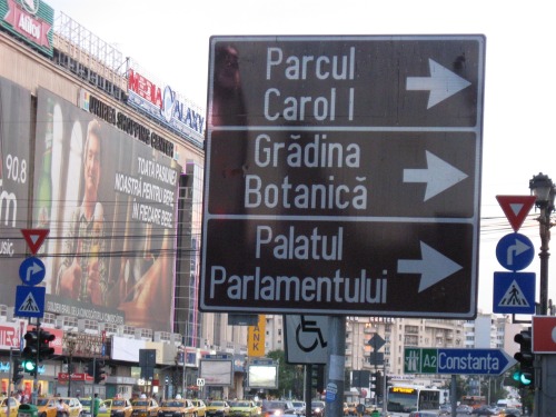Wayfinding and Typographic Signs - union-square-signage