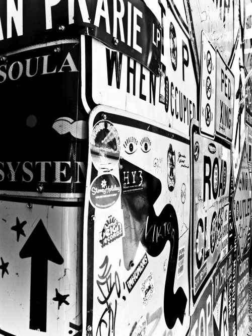 Wayfinding and Typographic Signs - signed-alleyway-bw