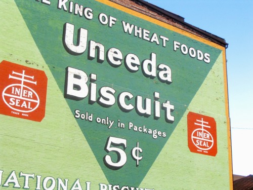 Wayfinding and Typographic Signs - uneeda-biscuit