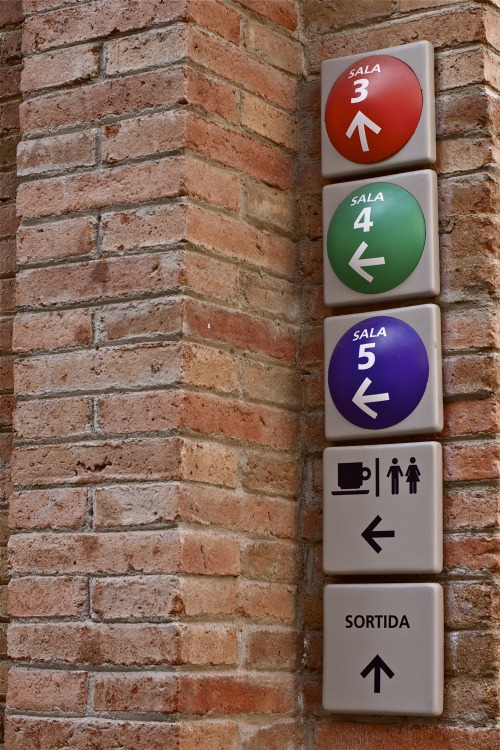 Wayfinding and Typographic Signs - caixa-forum-salas