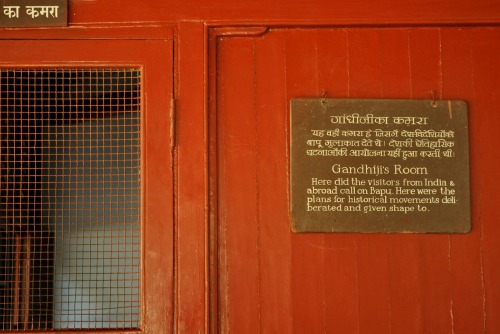 Wayfinding and Typographic Signs - gandhis-room