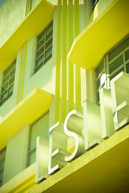 Wayfinding and Typographic Signs - art-deco-miami-beach--leslie