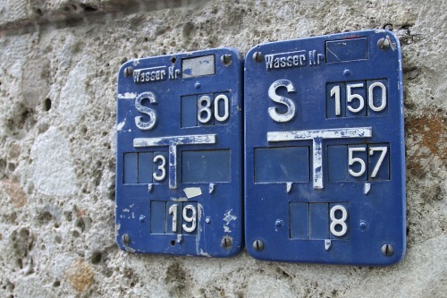 Wayfinding and Typographic Signs - wasser-nr-label