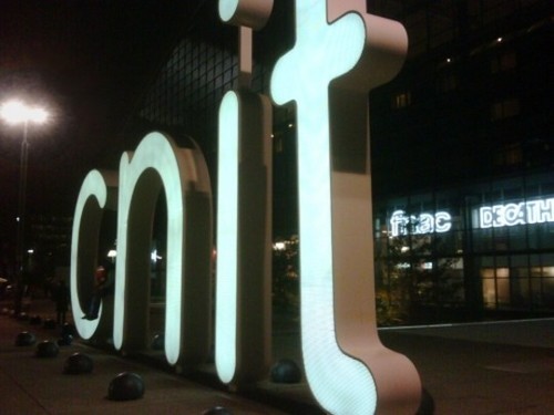 Wayfinding and Typographic Signs - cnit-la-defense-paris-illumination