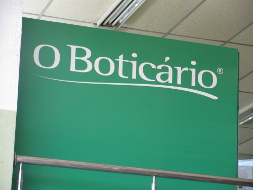 Wayfinding and Typographic Signs - o-boticario