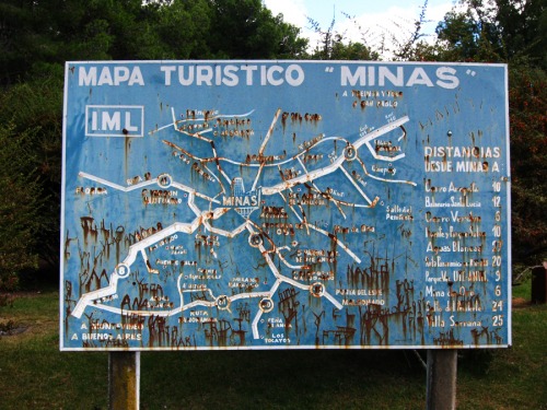 Wayfinding and Typographic Signs - mapa-turistico-de-minas