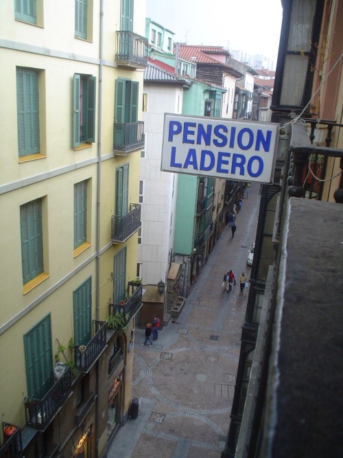 Wayfinding and Typographic Signs - bilbao--motel-signal