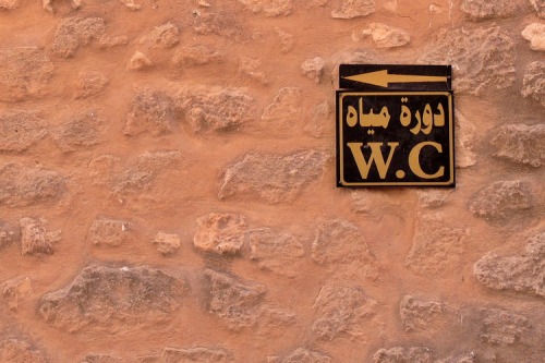 Wayfinding and Typographic Signs - tunisian-toilette
