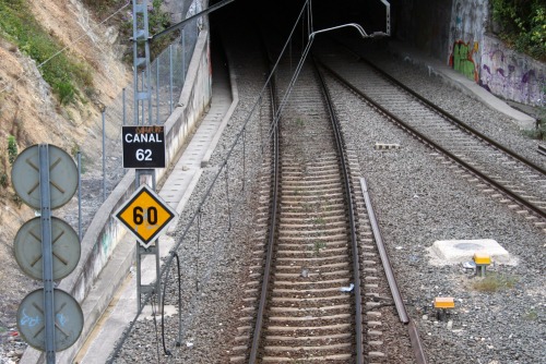 Wayfinding and Typographic Signs - tunnel